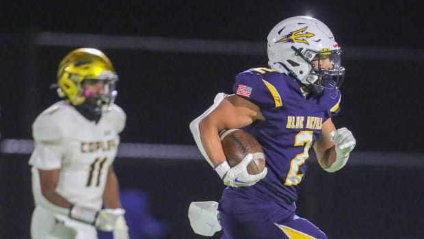 Wide receiver Collin Dixon running with the football